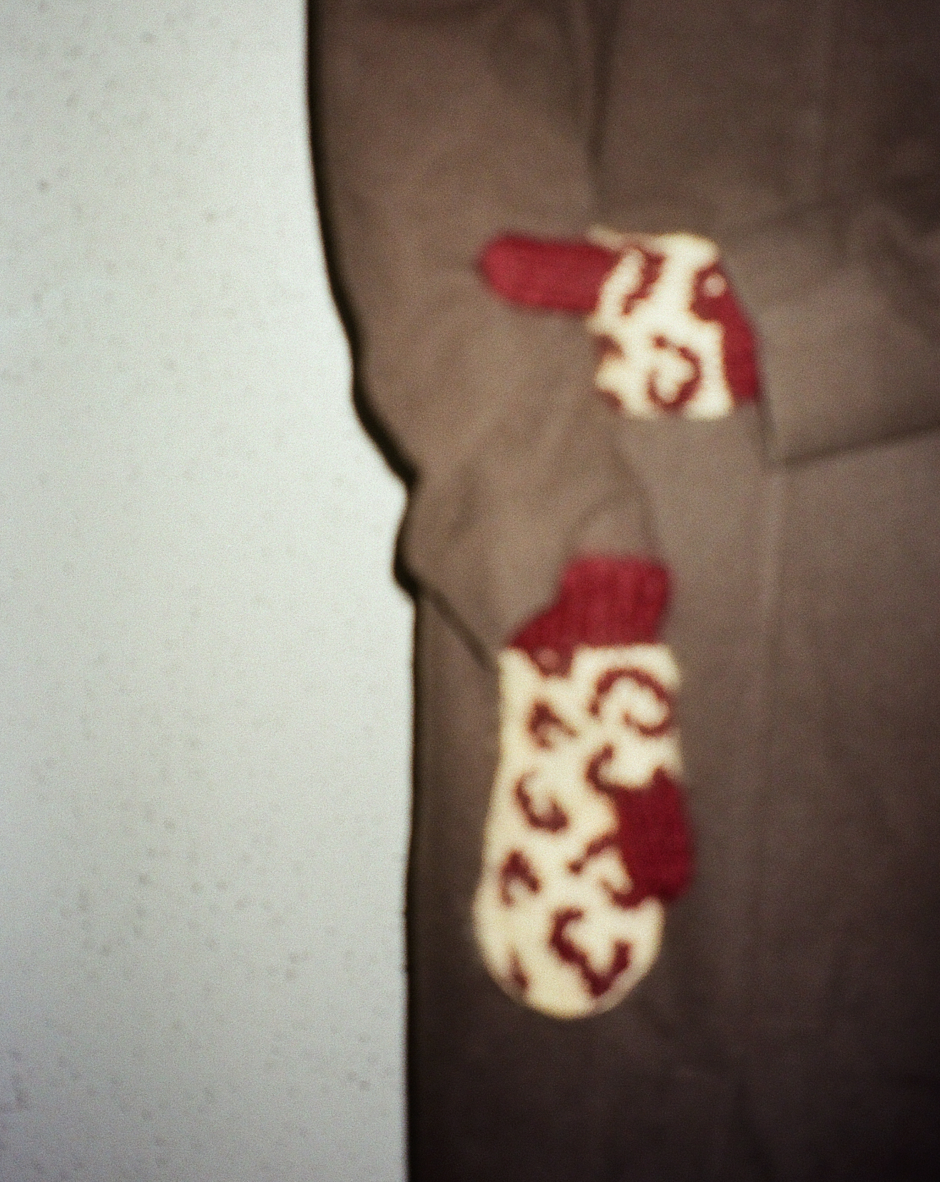 Leo Mittens - YARN KIT