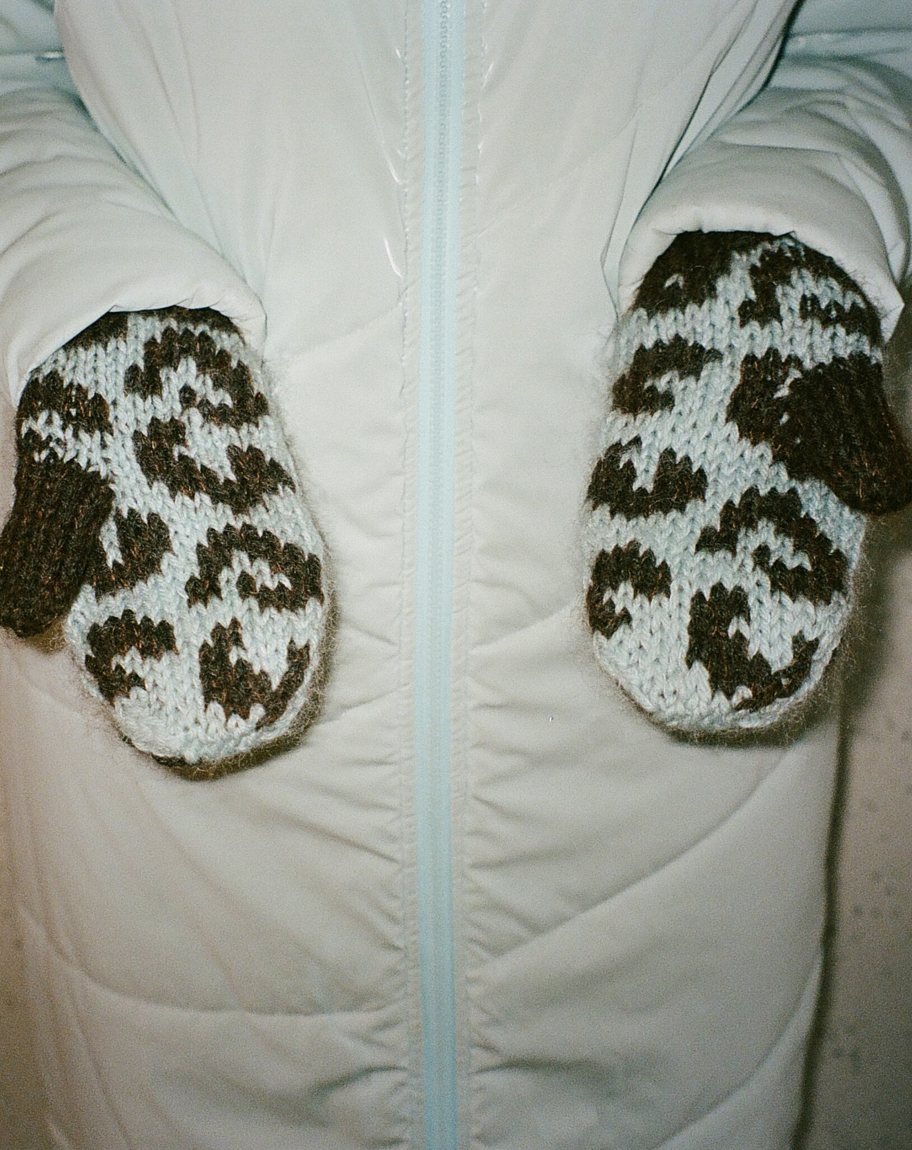 Leo Mittens - YARN KIT